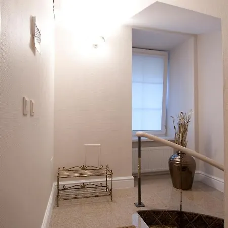 Real House Aparthotel